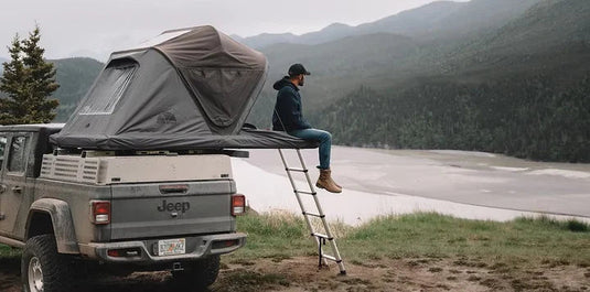 Dachzelt auf SUV in der Natur am Fluß