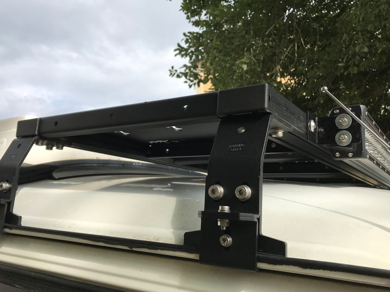 Laden Sie das Bild in Galerie -Viewer, Rolling Space VW T3 Dachträger vor Aufstelldach | SpaceRack modular
