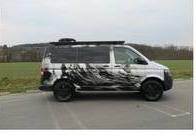 Laden Sie das Bild in Galerie -Viewer, VW T5 Campervan Seitenansicht mit Design-Folierung
