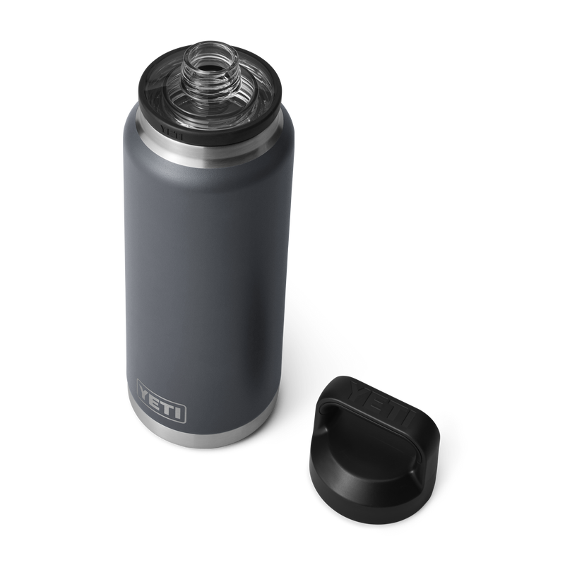 Laden Sie das Bild in Galerie -Viewer, YETI Rambler 36 oz Bottle Chug Cap Charcoal seitlich mit Deckel
